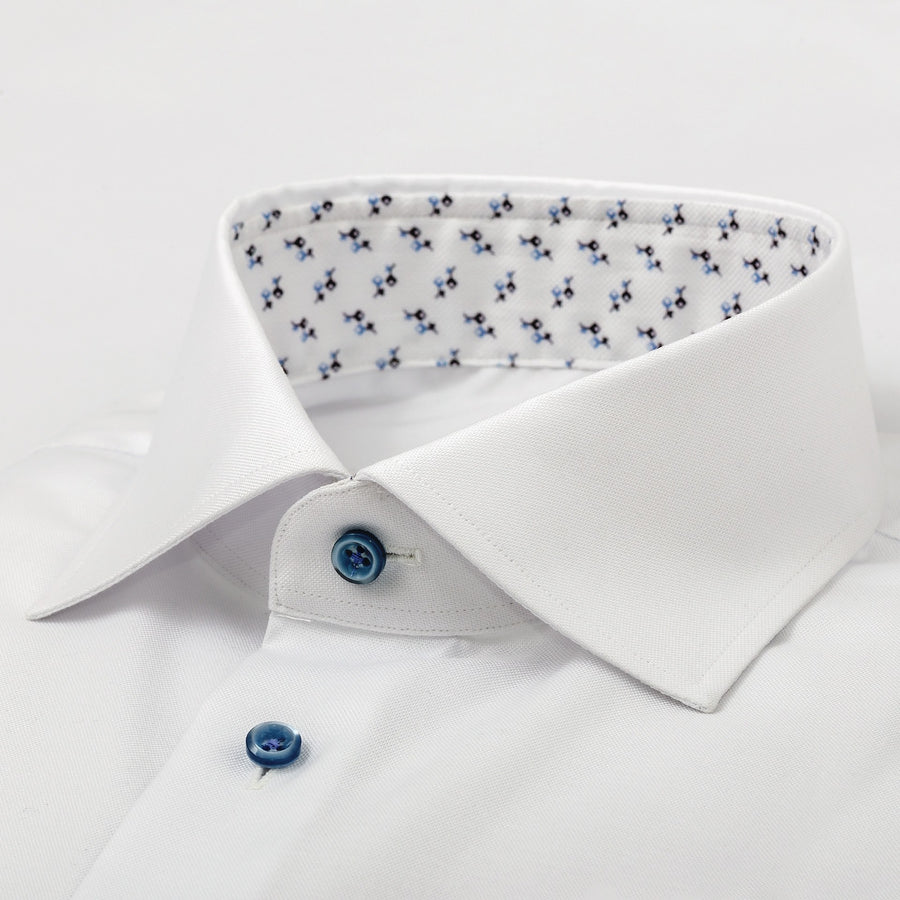 Hemd Modell „Ken“, strukturiertes Baumwollhemd in Farbe weiß mit Kontraststoff Details und hellblauen Knöpfen